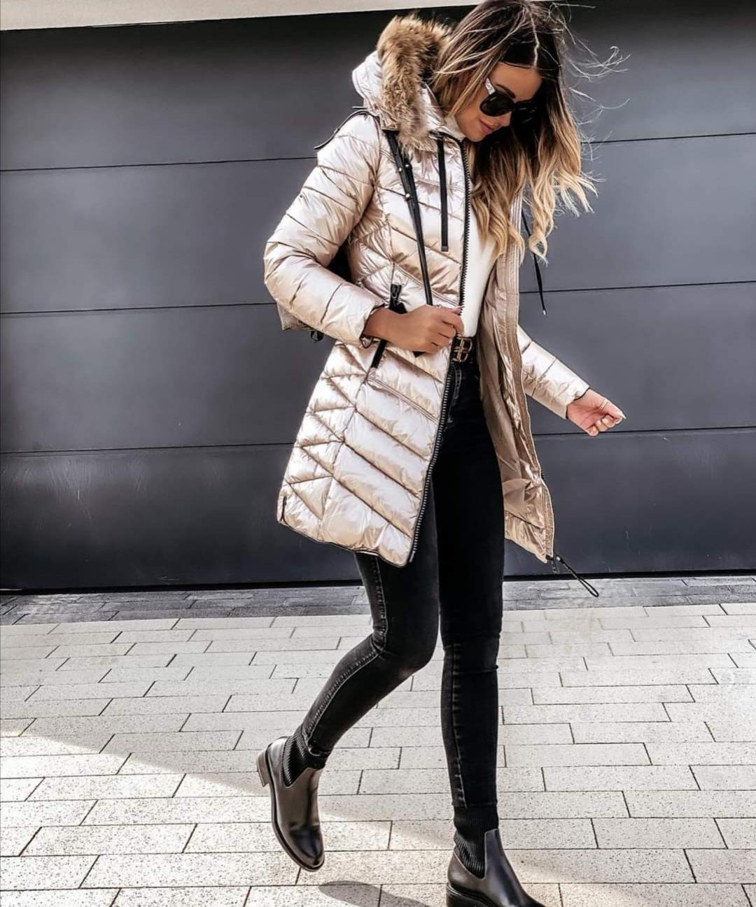 Abrigo de Mujer Acolchado - Diseño Largo con Capucha y Cuello de Pelo