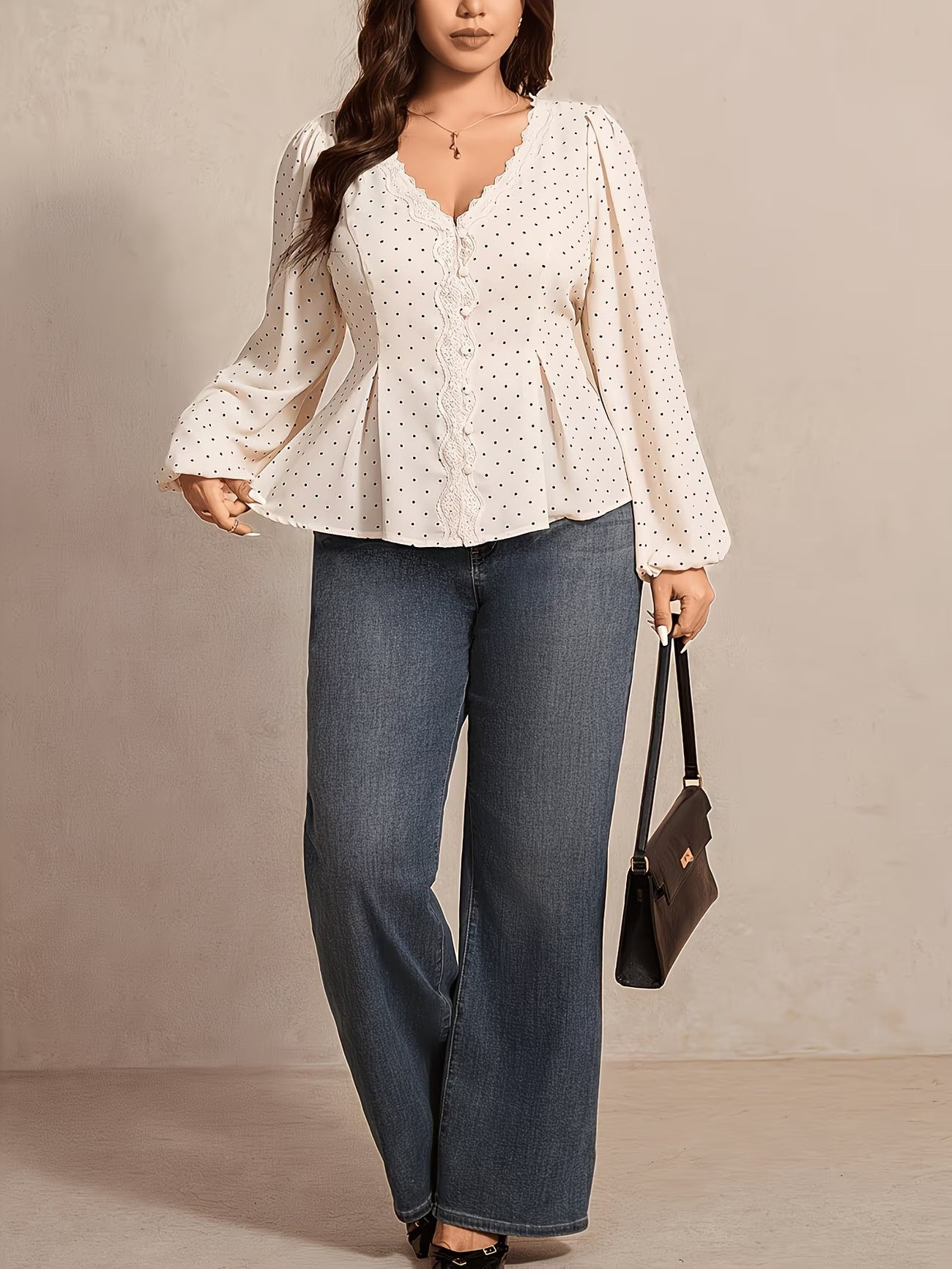 Blusa de mujer con lunares y ribete de encaje