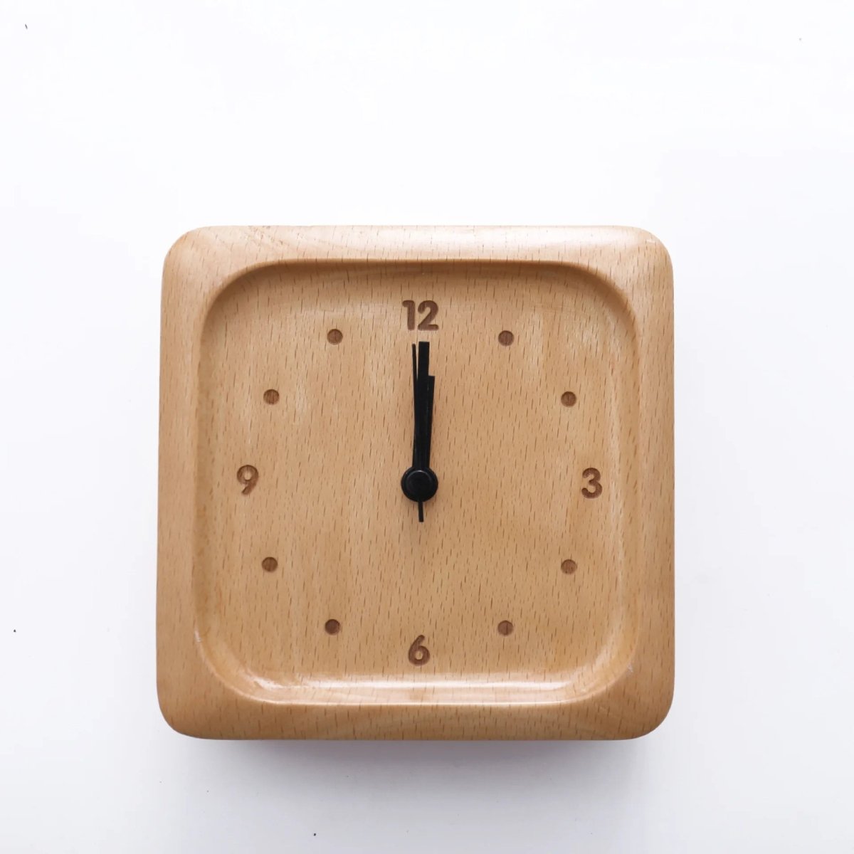 Reloj de pared de madera con números grabados