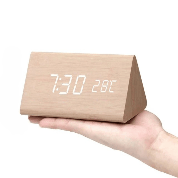 Reloj digital LED de madera triangular