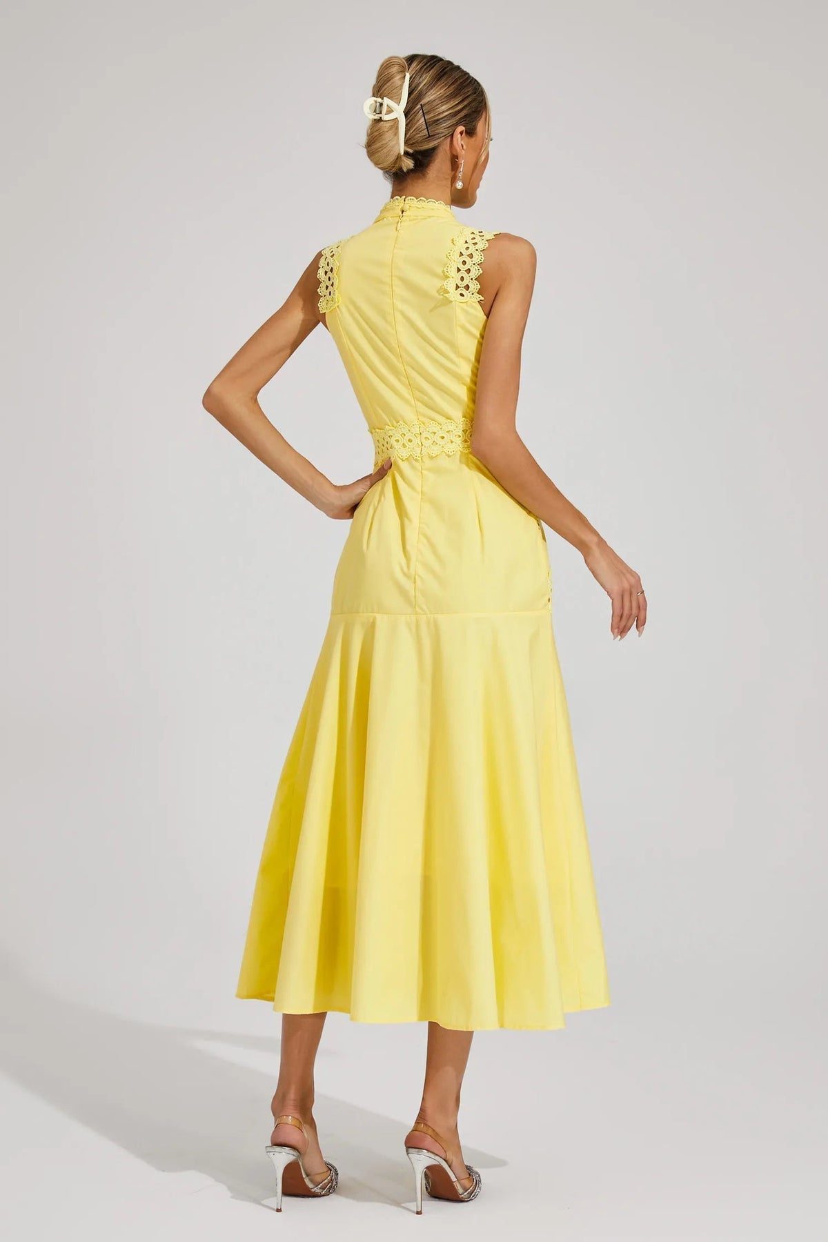 Vestidos invitada boda - diseño midi con cuello alto y detalles calados