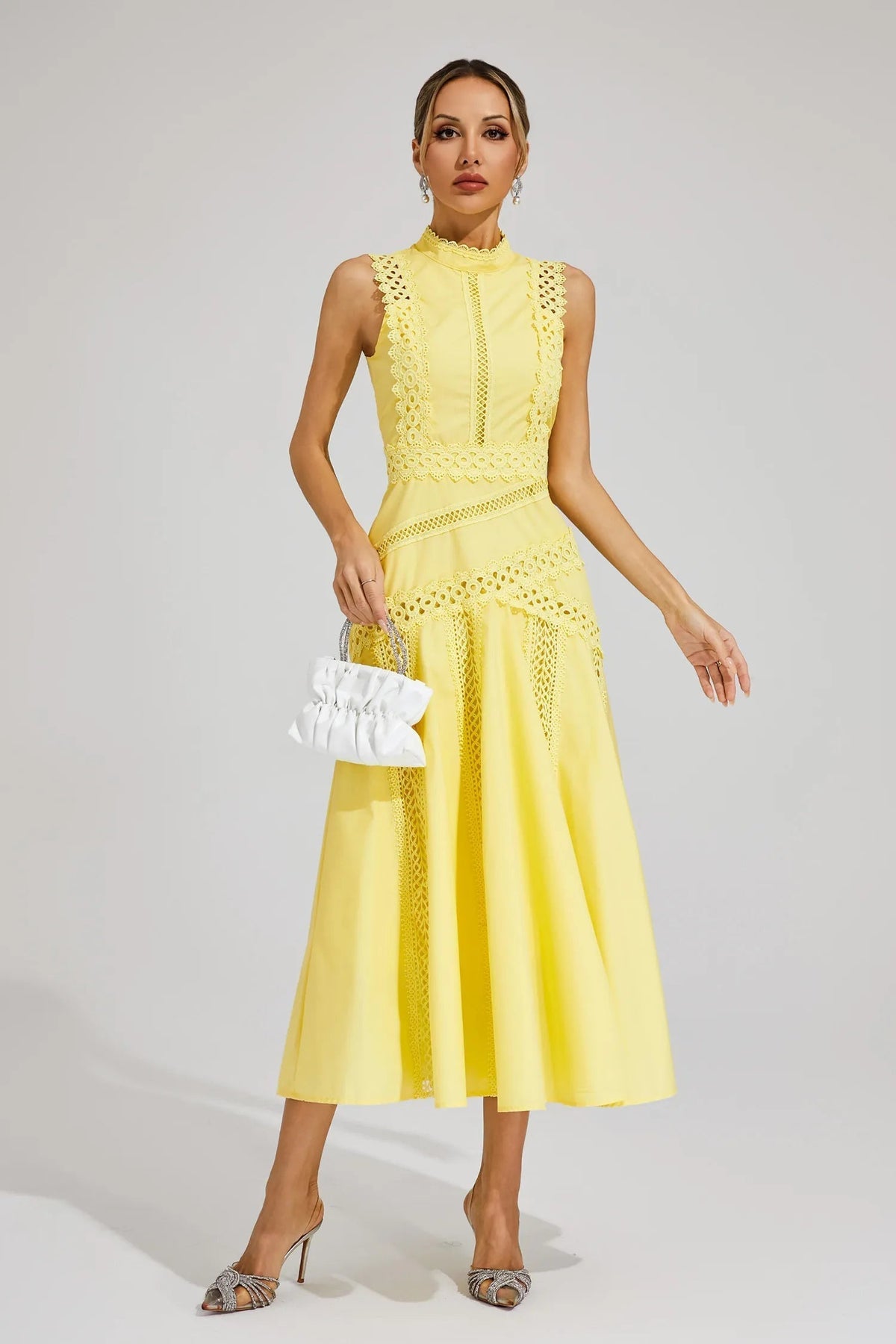 Vestidos invitada boda - diseño midi con cuello alto y detalles calados