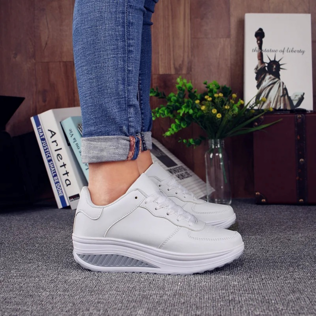 Zapatillas de mujer con cuña y puntera perforada