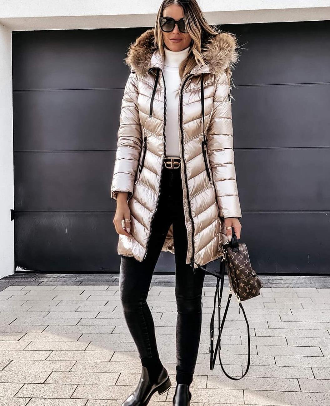 Abrigo de Mujer Acolchado - Diseño Largo con Capucha y Cuello de Pelo