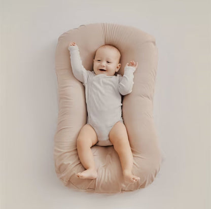 Almohada nido para bebé ovalada con borde acolchado elevado