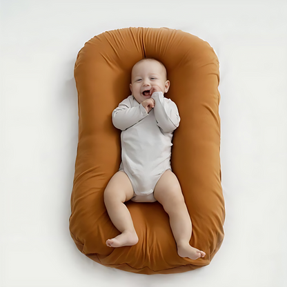 Almohada nido para bebé ovalada con borde acolchado elevado