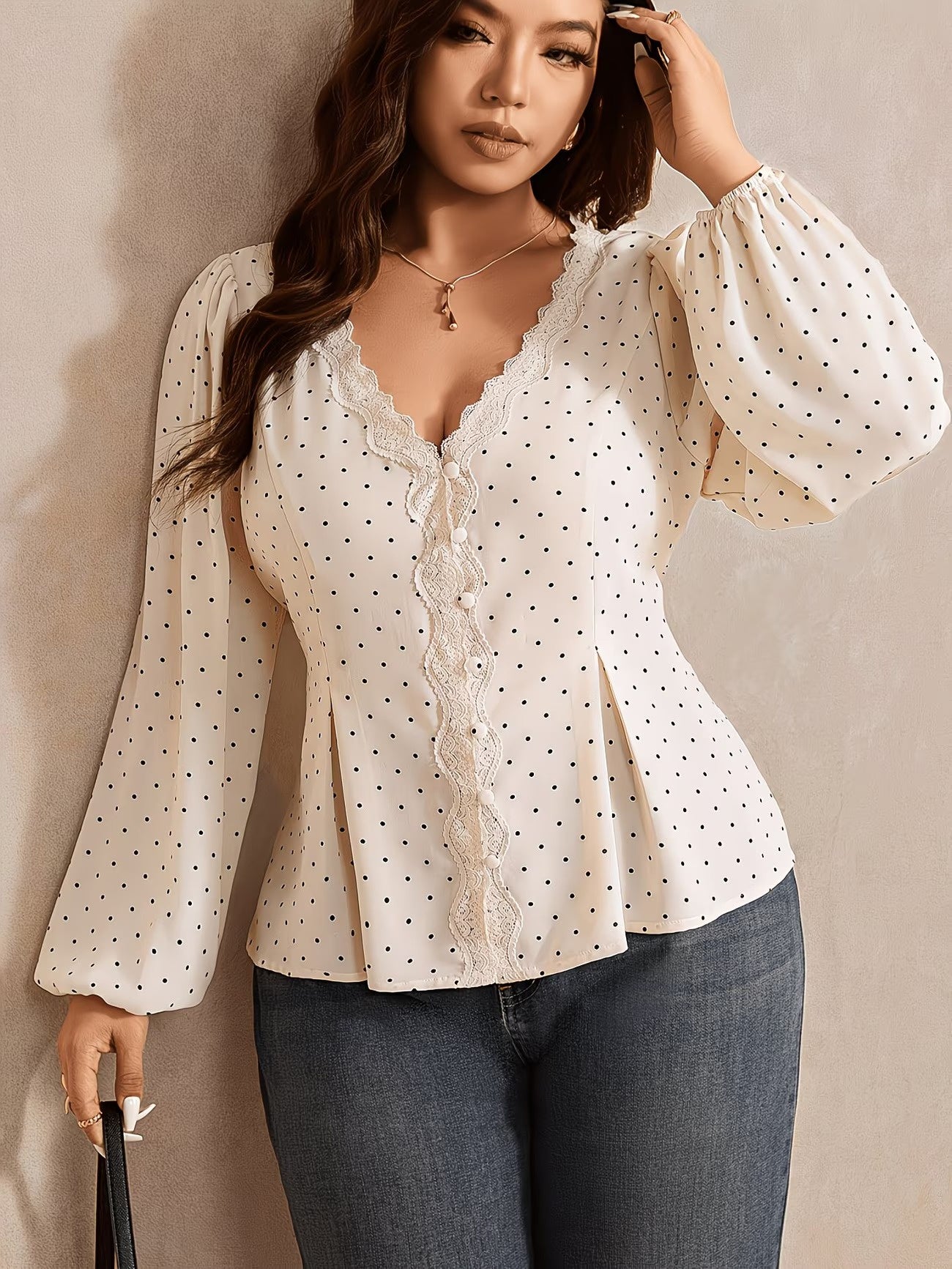 Blusa de mujer con lunares y ribete de encaje