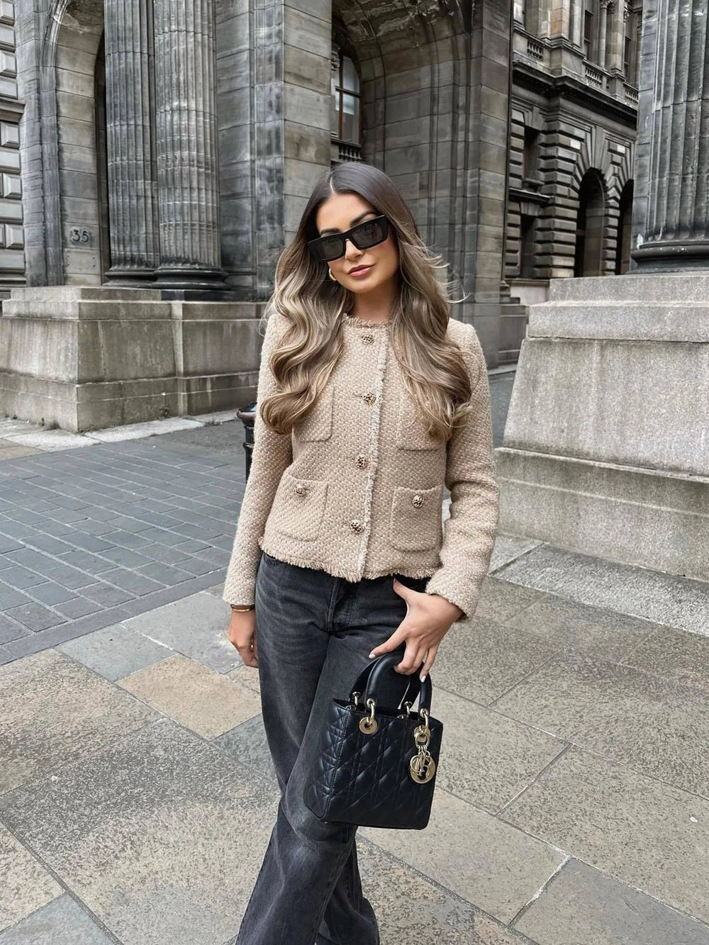 Chaqueta de Mujer - Corte Corto y Botones Decorativos
