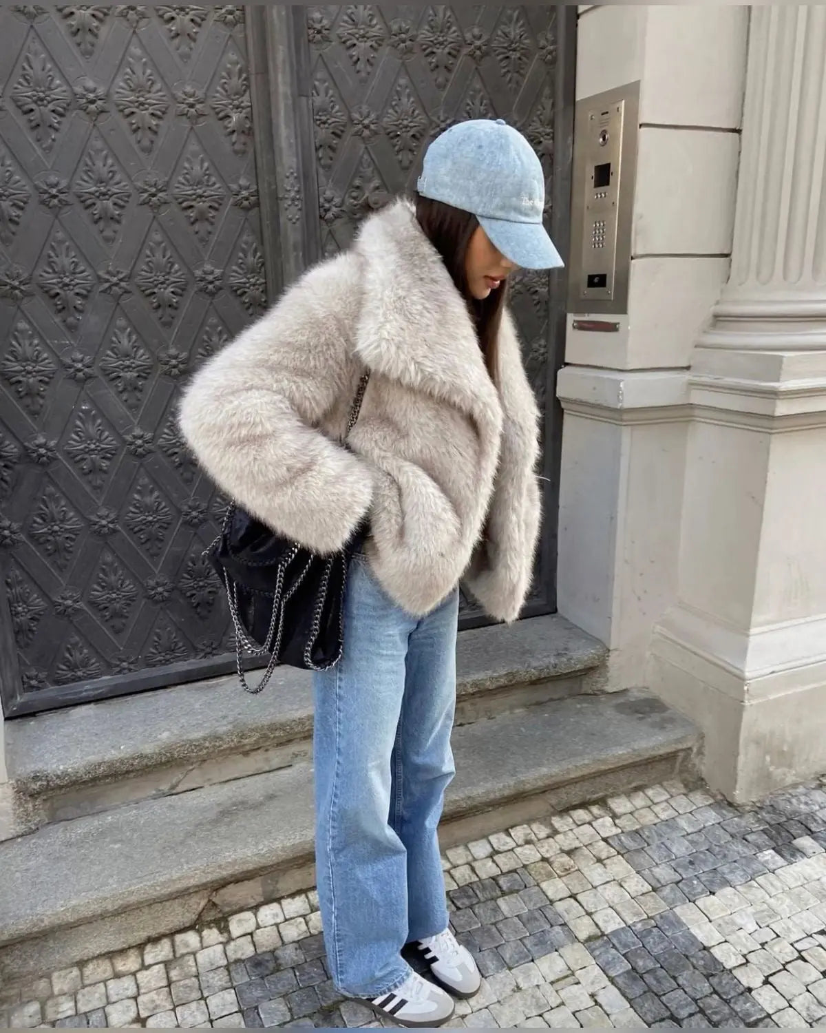 Chaqueta de Pelo de Mujer - Cuello Amplio y Corte Corto