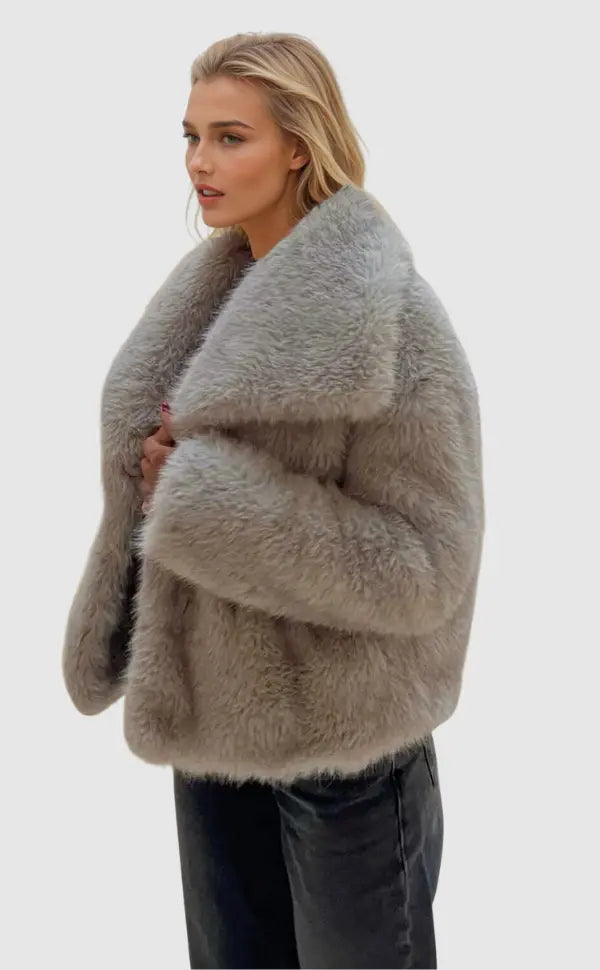 Chaqueta de Pelo de Mujer - Cuello Amplio y Corte Corto