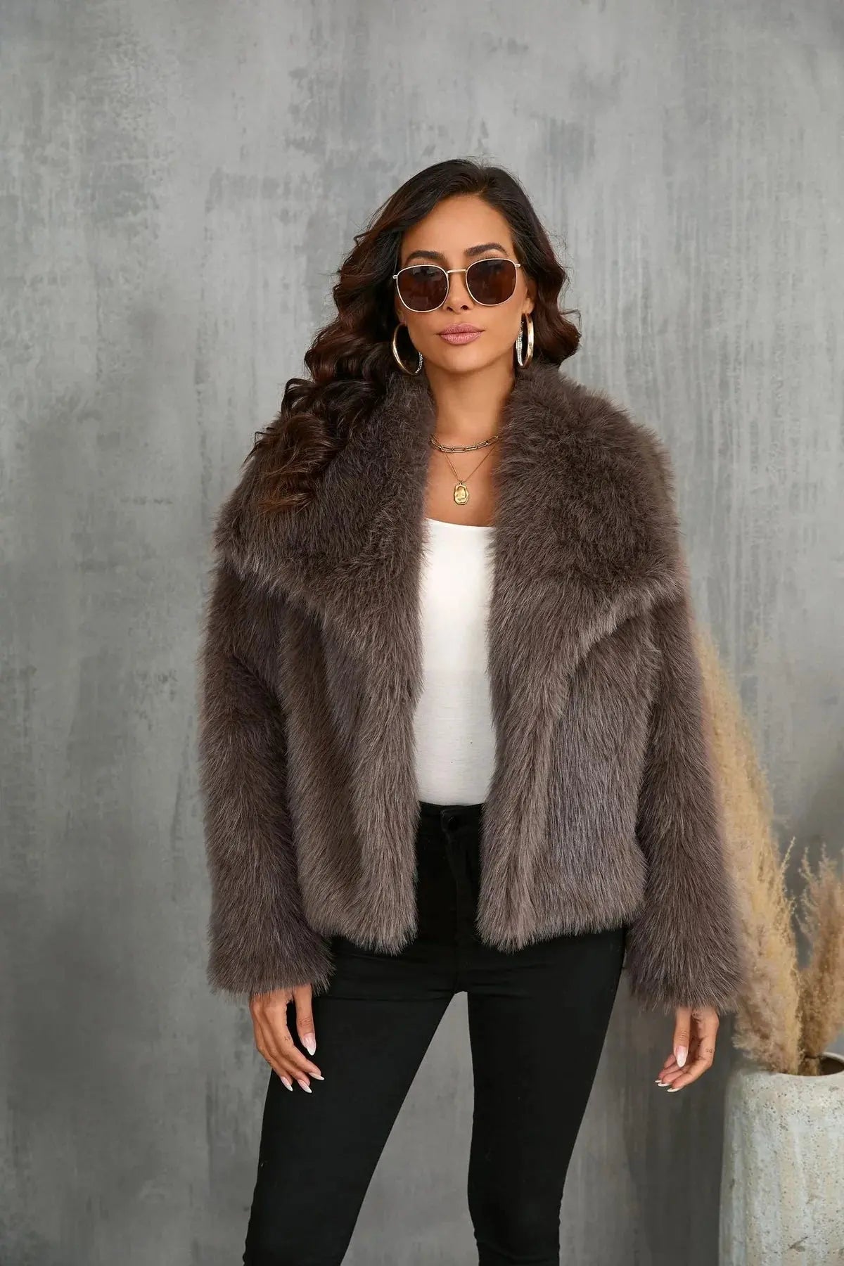 Chaqueta de Pelo de Mujer - Cuello Amplio y Corte Corto