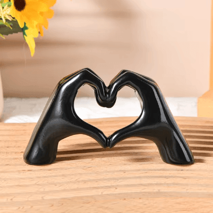 Escultura decorativa de manos en forma de corazón