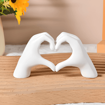 Escultura decorativa de manos en forma de corazón