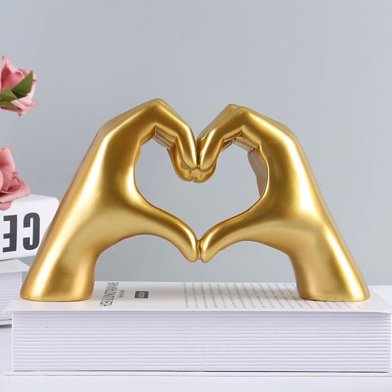 Escultura decorativa de manos en forma de corazón