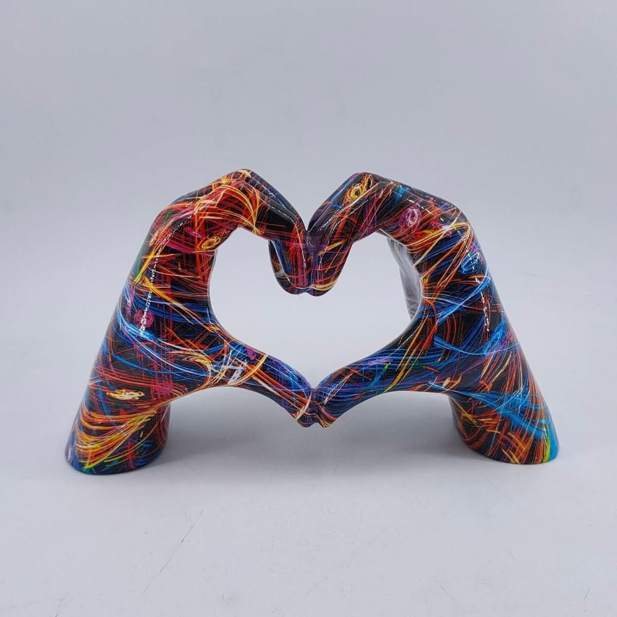 Escultura decorativa de manos en forma de corazón