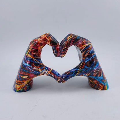 Escultura decorativa de manos en forma de corazón