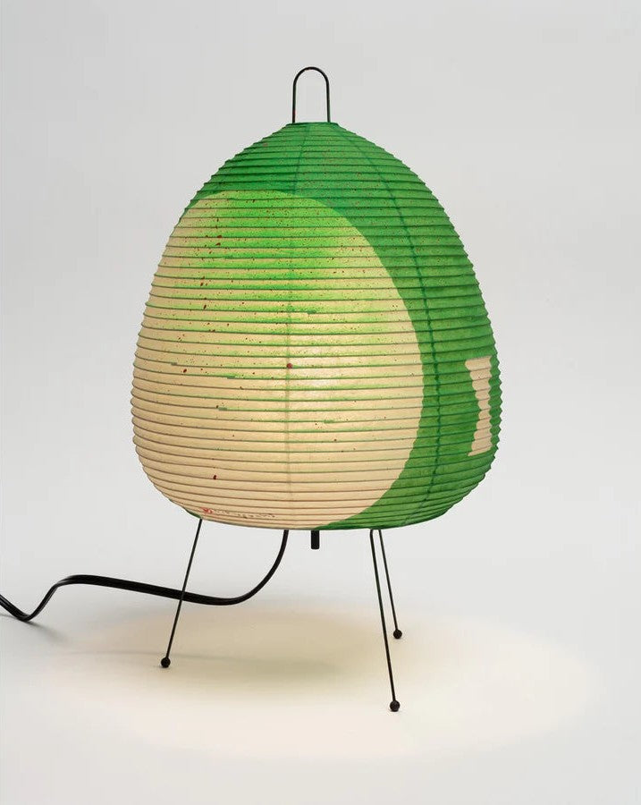 Lámpara de mesa con pantalla de papel acanalado y base trípode
