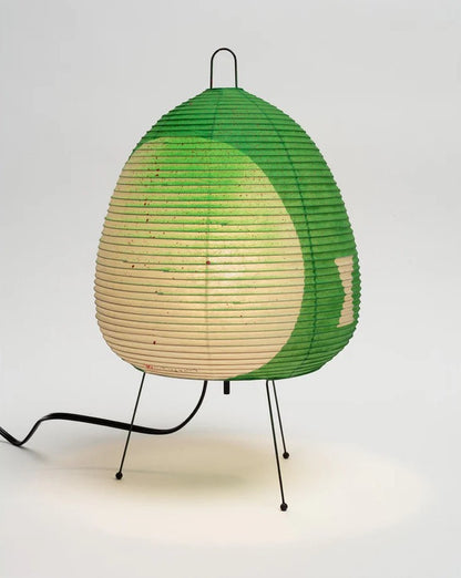 Lámpara de mesa con pantalla de papel acanalado y base trípode