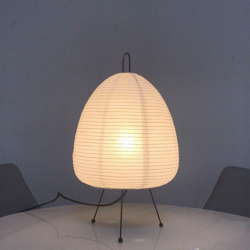 Lámpara de mesa con pantalla de papel acanalado y base trípode