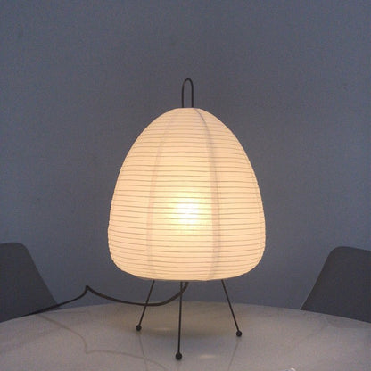Lámpara de mesa con pantalla de papel acanalado y base trípode