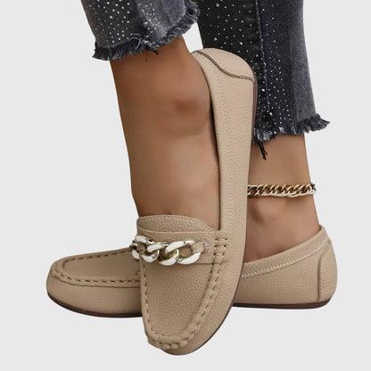Mocasines sin cordones para mujer con cadena metálica