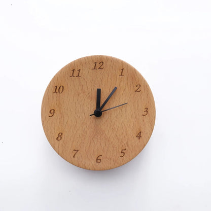 Reloj de pared de madera con números grabados