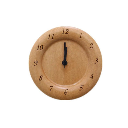 Reloj de pared de madera con números grabados