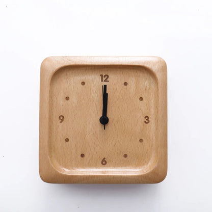 Reloj de pared de madera con números grabados
