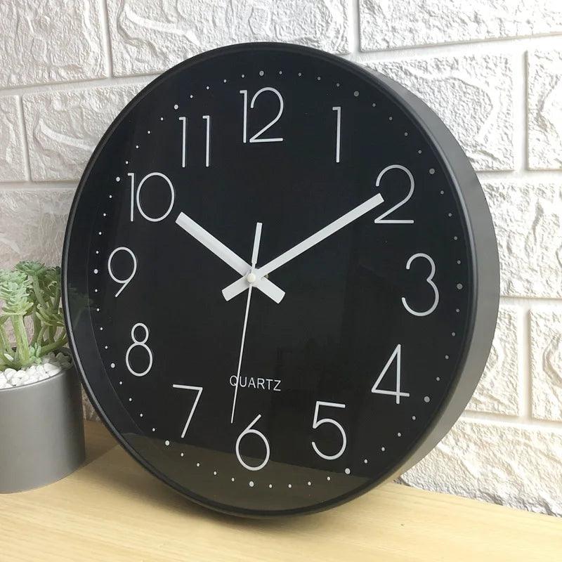 Reloj de pared redondo con números arábigos