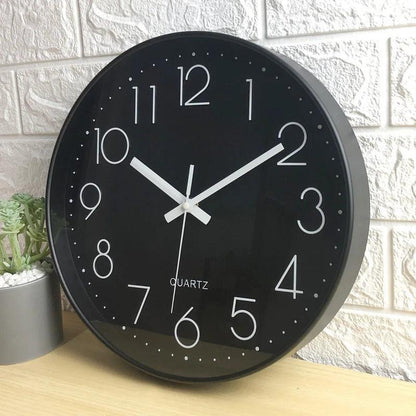 Reloj de pared redondo con números arábigos
