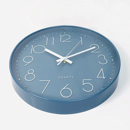 Reloj de pared redondo con números arábigos
