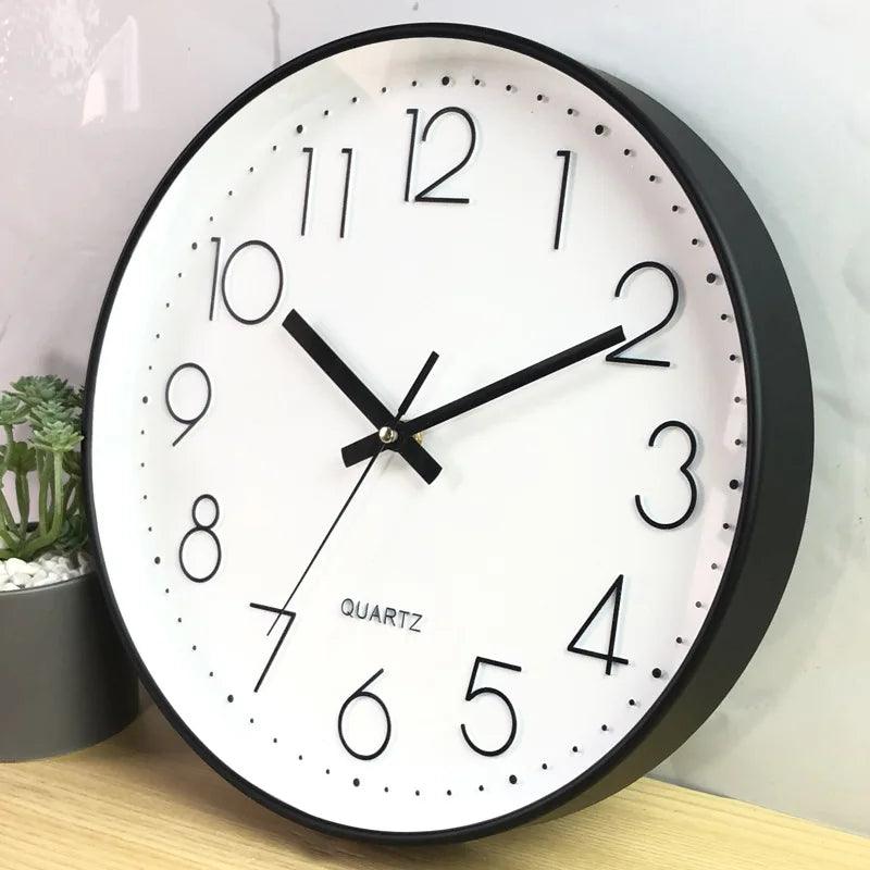 Reloj de pared redondo con números arábigos