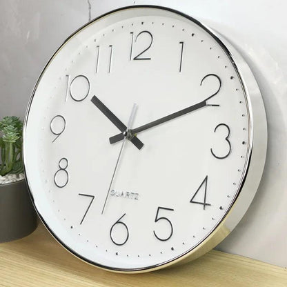 Reloj de pared redondo con números arábigos