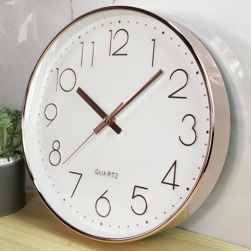 Reloj de pared redondo con números arábigos