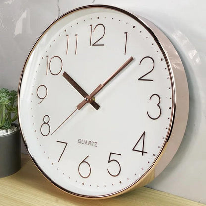 Reloj de pared redondo con números arábigos