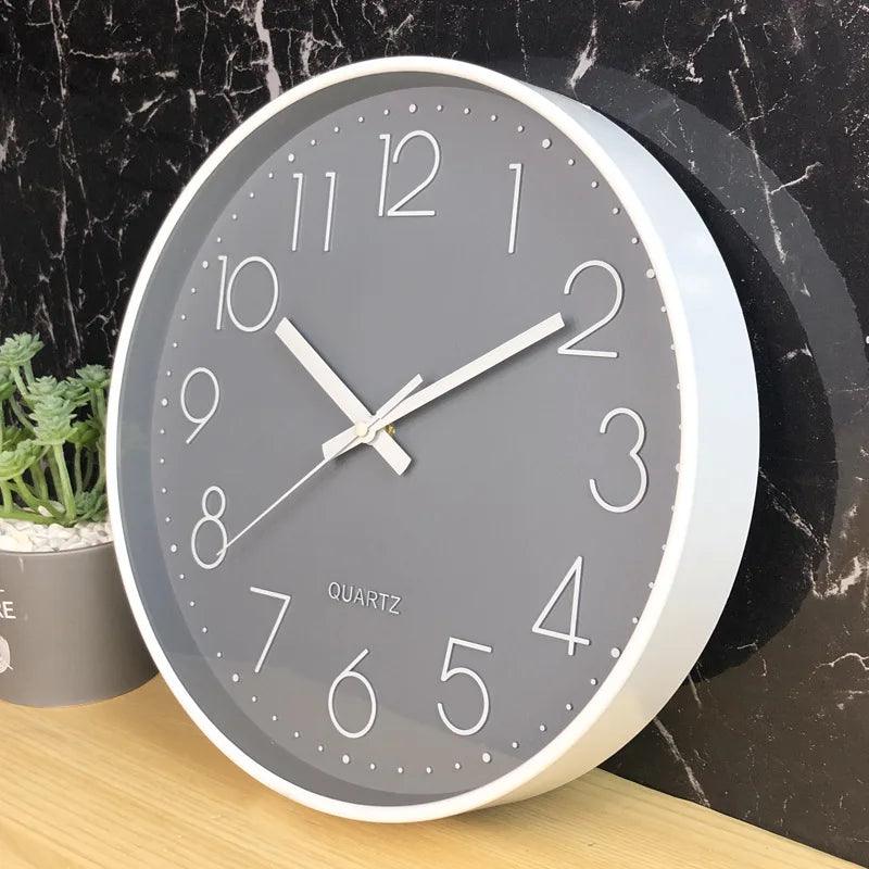 Reloj de pared redondo con números arábigos