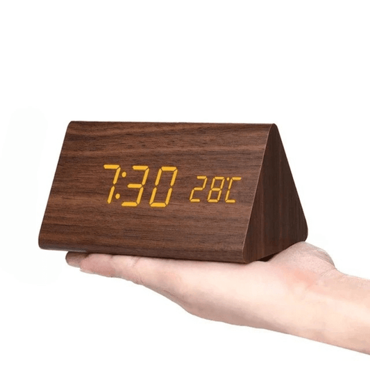 Reloj digital LED de madera triangular