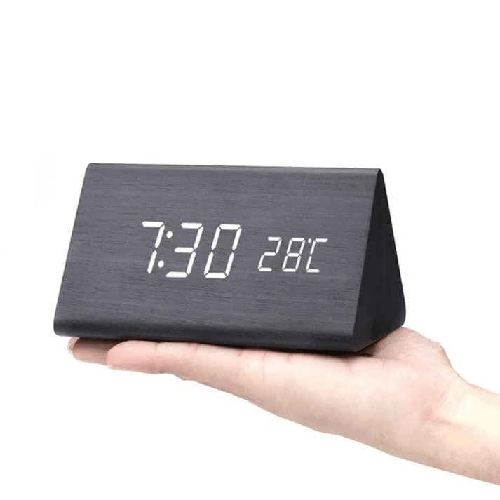 Reloj digital LED de madera triangular