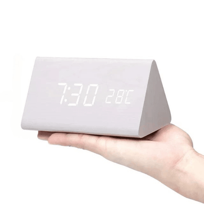 Reloj digital LED de madera triangular