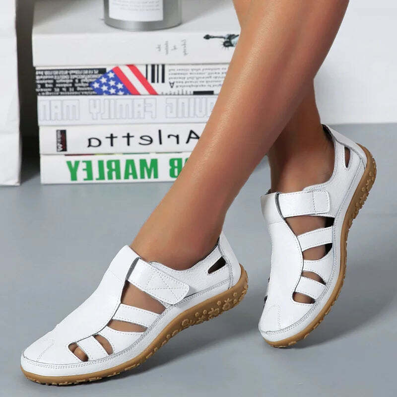 Sandalias para mujer con puntera cerrada y paneles recortados