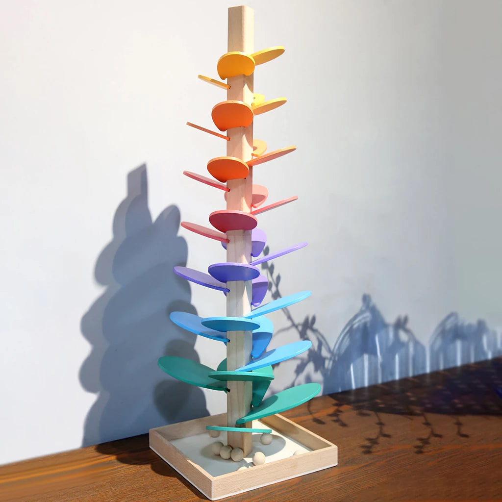 Torre de canicas de madera con recorrido en espiral