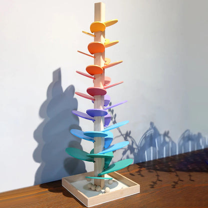 Torre de canicas de madera con recorrido en espiral
