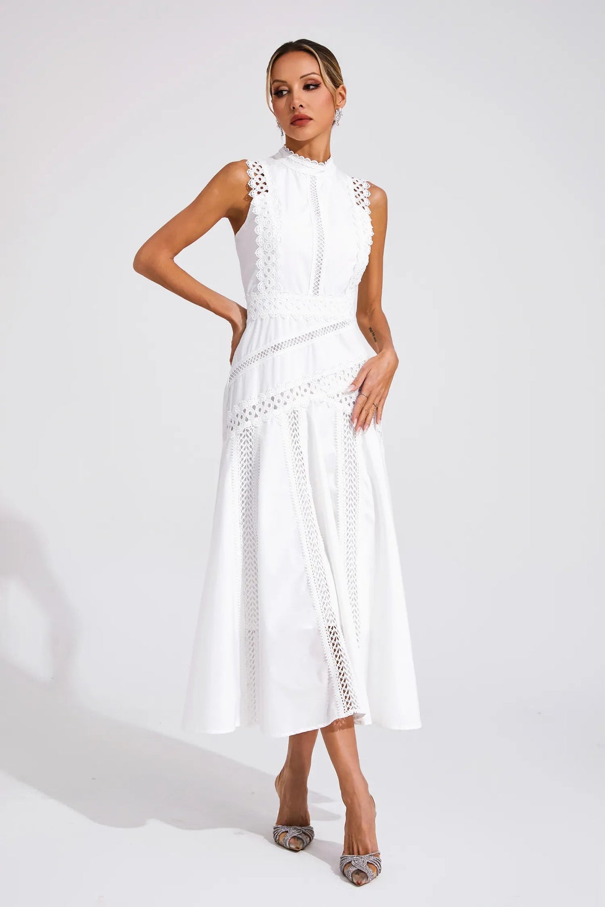 Vestidos invitada boda - diseño midi con cuello alto y detalles calados