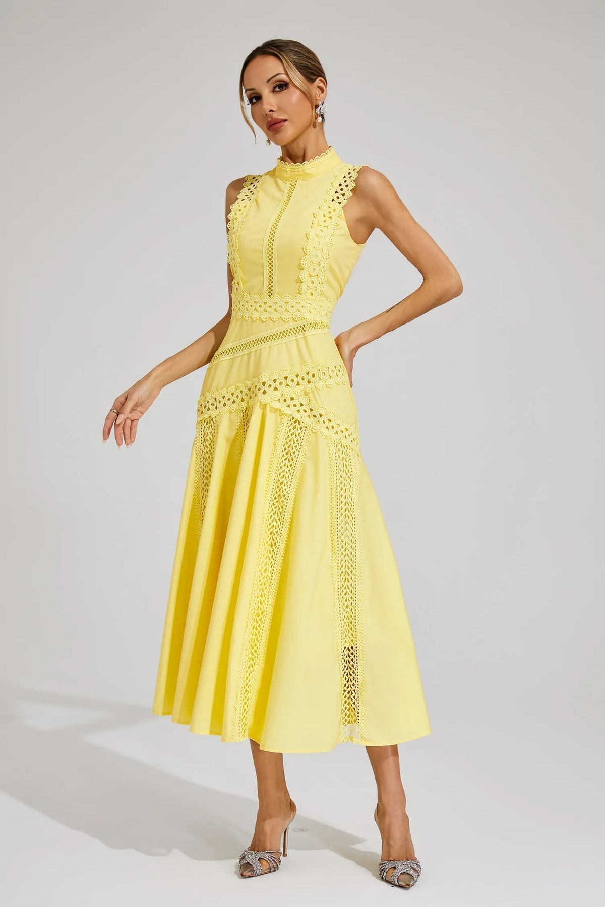 Vestidos invitada boda - diseño midi con cuello alto y detalles calados