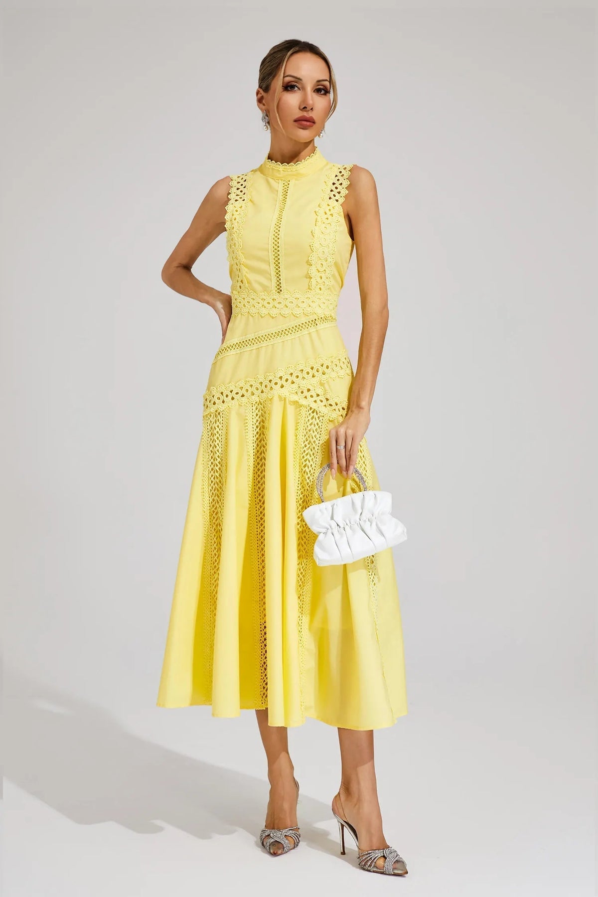 Vestidos invitada boda - diseño midi con cuello alto y detalles calados