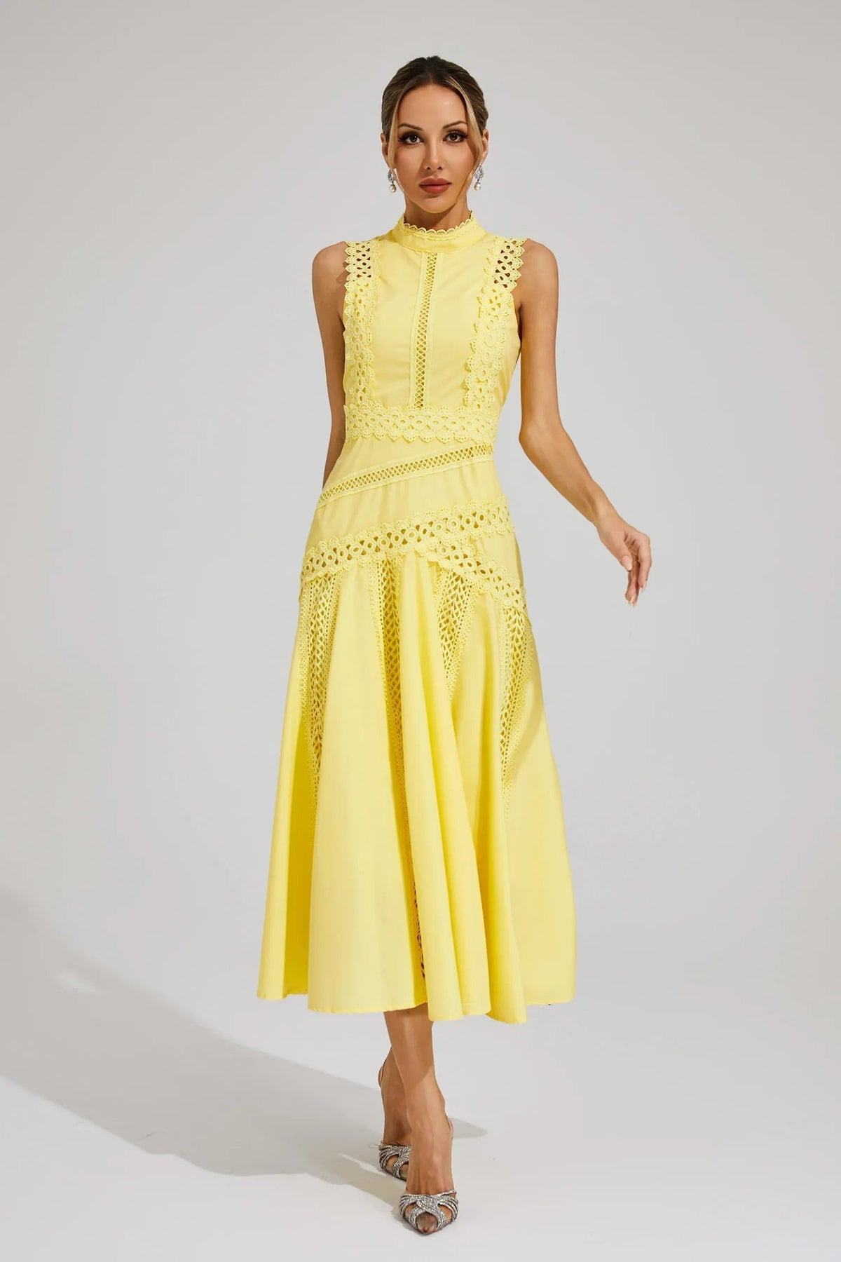 Vestidos invitada boda - diseño midi con cuello alto y detalles calados