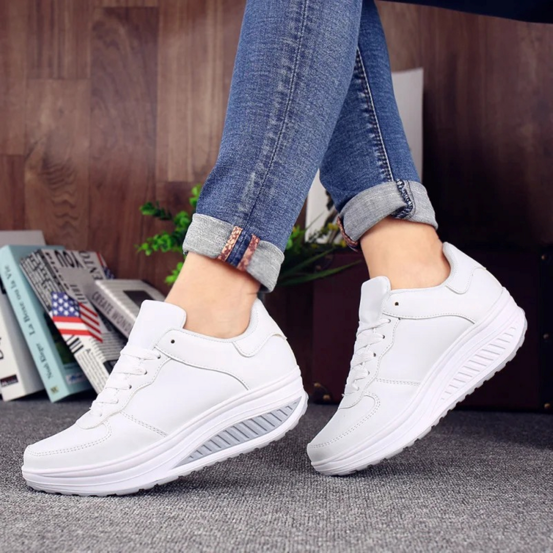Zapatillas de mujer con cuña y puntera perforada