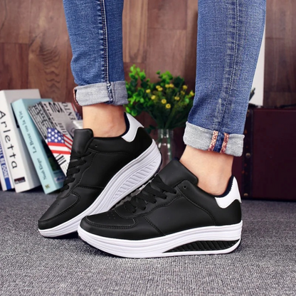 Zapatillas de mujer con cuña y puntera perforada